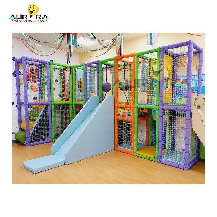 Equipo de juegos para niños en interiores