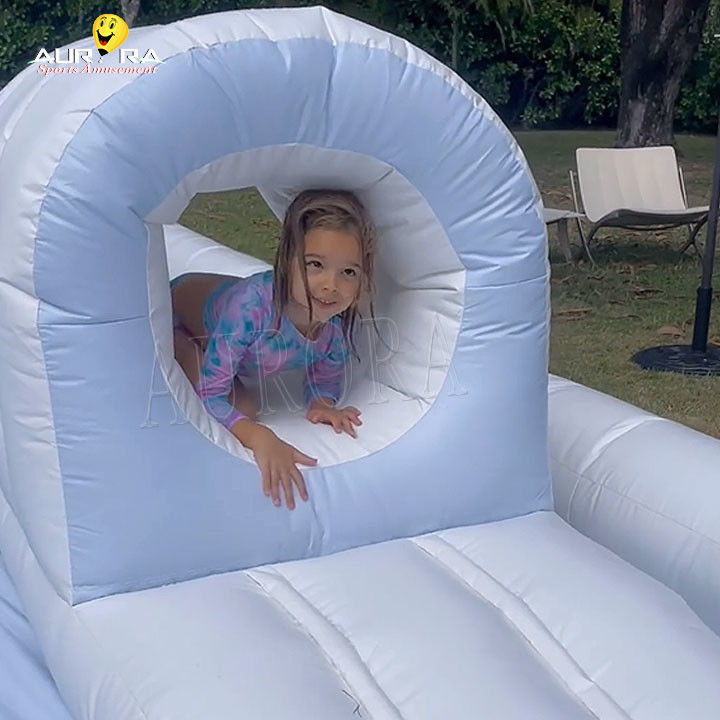 Equipo de juegos inflables blancos al aire libre Parque de juegos Piscina de toboganes acuáticos para niños