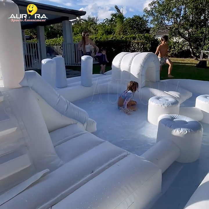 Equipo de juegos inflables blancos al aire libre Parque de juegos Piscina de toboganes acuáticos para niños