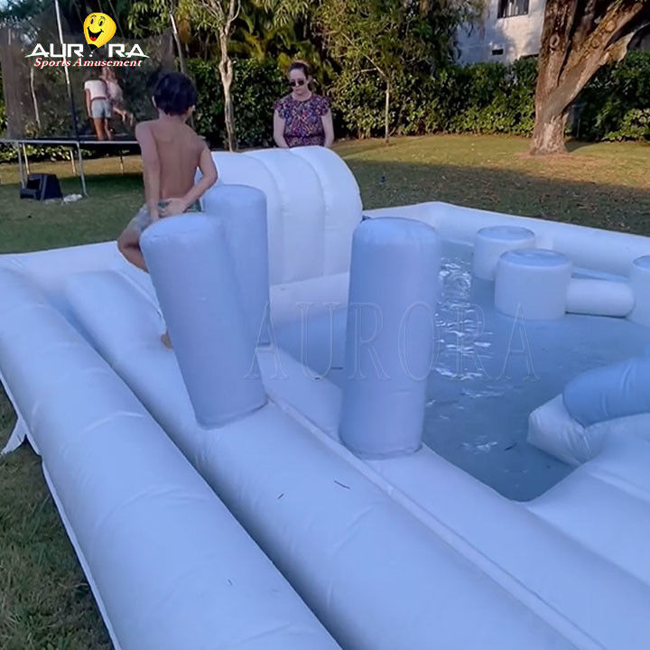 Equipo de juegos inflables blancos al aire libre Parque de juegos Piscina de toboganes acuáticos para niños
