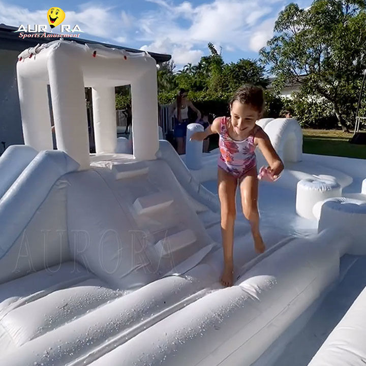 Equipo de juegos inflables blancos al aire libre Parque de juegos Piscina de toboganes acuáticos para niños