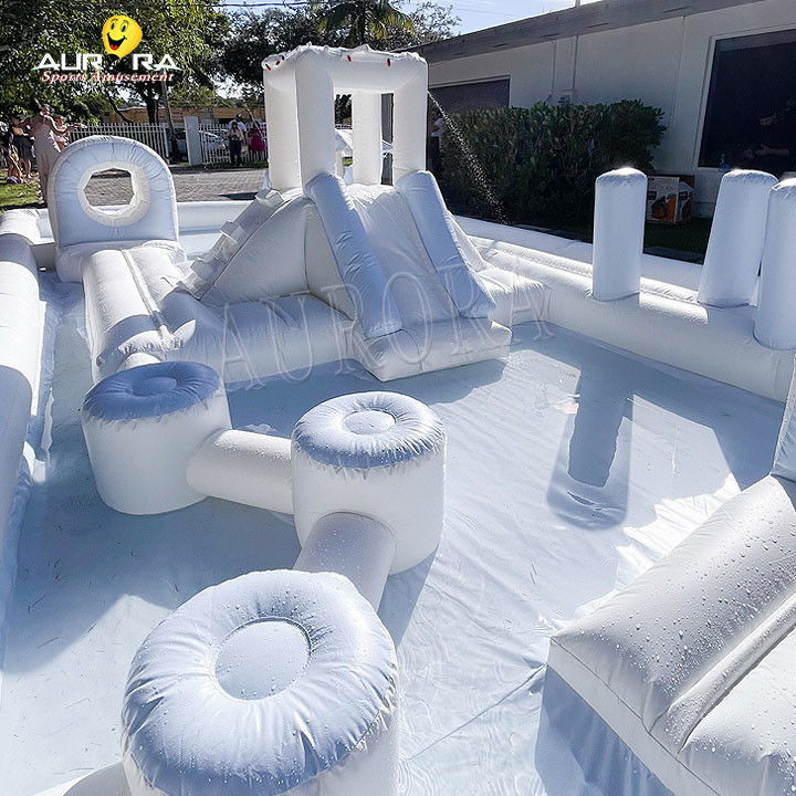Equipo de juegos inflables blancos al aire libre Parque de juegos Piscina de toboganes acuáticos para niños