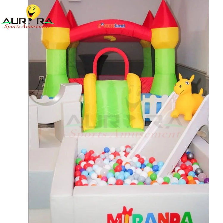 Equipo de juegos suaves inflables multicolores para niños en interiores juguete de bola personalizado