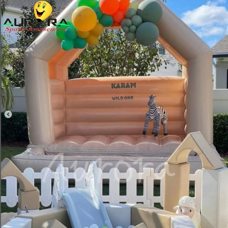 Pvc inflables y blancos equipo de juego suave patio de juego color personalizado