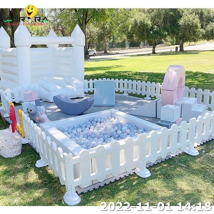 Equipo de juegos suaves para niños White Jardín de juegos interior y exterior con casa de salto