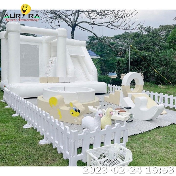 Equipo de juegos suaves para niños White Jardín de juegos interior y exterior con casa de salto