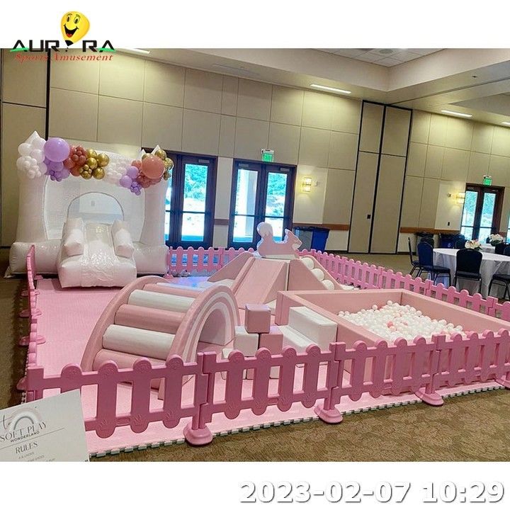 Carrusel de juegos suaves Pink Indoor Play Center Area con casa de rebote de bolas