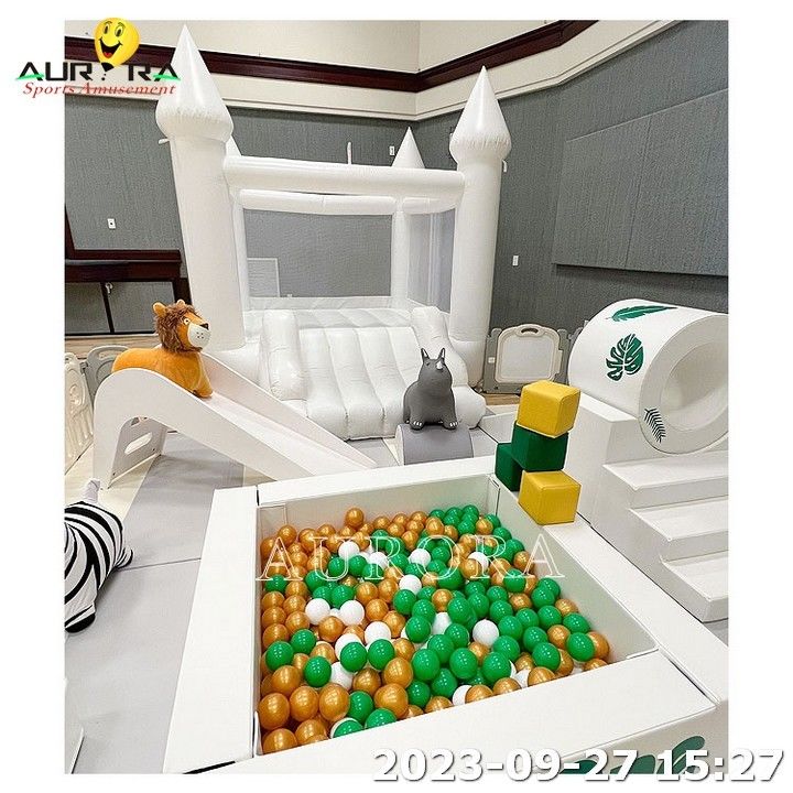 Equipo de juegos con casa de rebote inflable