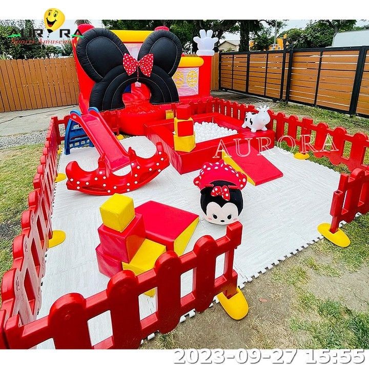 Juegos de juegos al aire libre con castillo inflable para niños