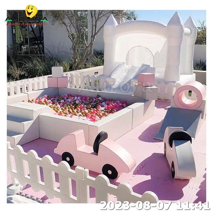 Equipo de juegos suaves de colores personalizado de escalada de alfombra y bola de pozo al aire libre