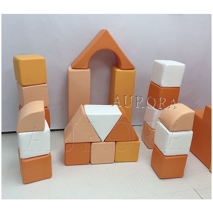 Equipo de juegos suaves de color naranja personalizado Jardín de juegos al aire libre con fosa de pelota